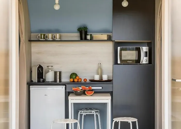 Aire Naturelle La Loire Fleurie Кемпинг Le Perrier